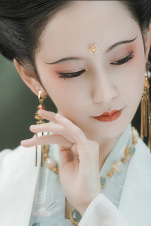 撩起衣服让奶头露出给男人看