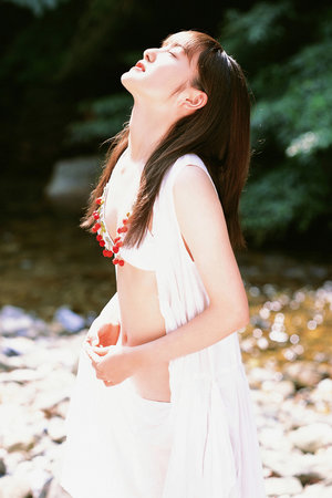 美女扒开的小内裤视频